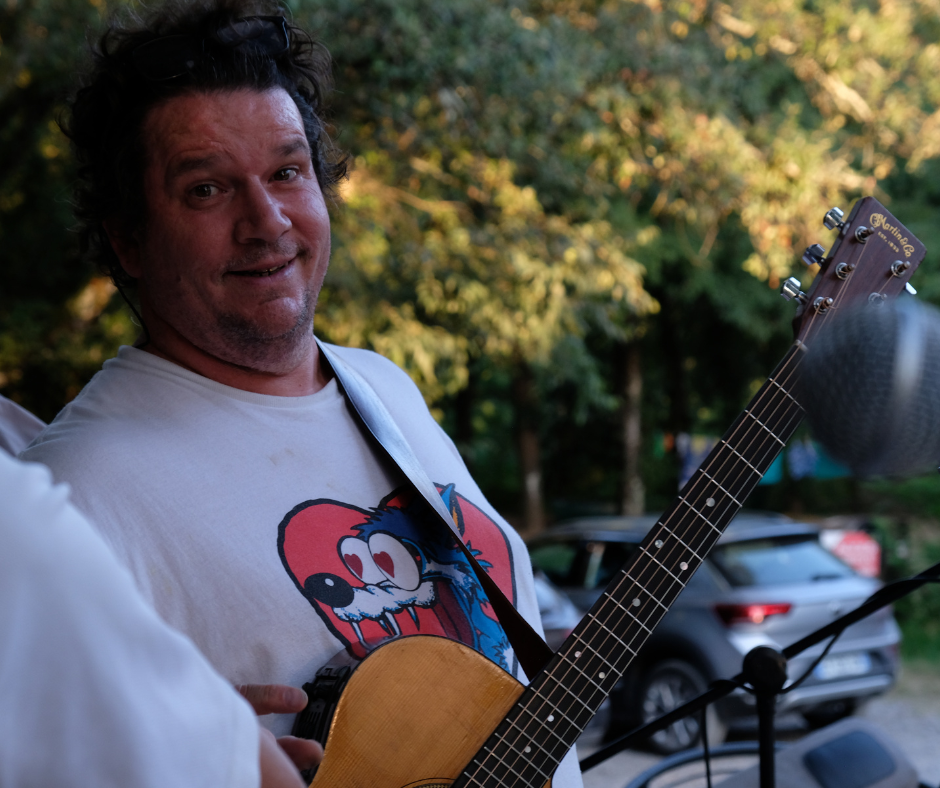 Photo de Stéphane Balmino du groupe Palooka, en balances avant le concert au pré d'ici à Annonay (07)