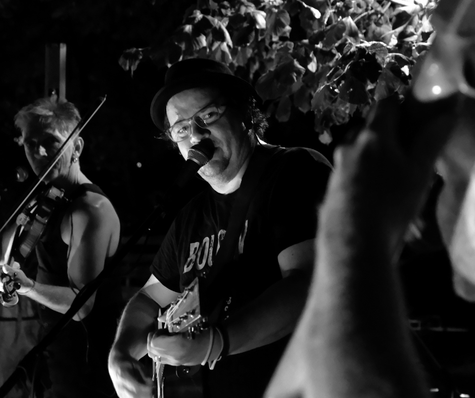 Palooka – trio Photo du trio Palooka, groupe tribute de tom waits, concert blues. Balmino guitare-chant, Yannick Benahmed contrebasse, Philippe Lecat violon